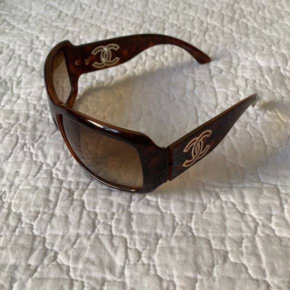 CHANEL sunglasses- tortoise shell with gold detail - Picture 2 of 7
